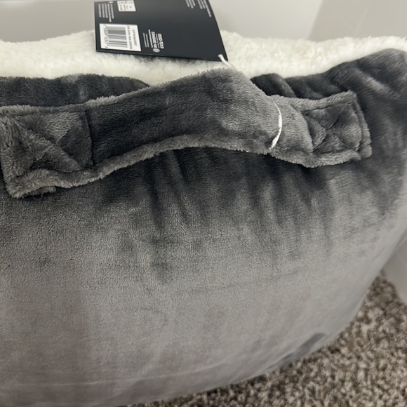 Ugg Clifton Backrest Pillow - Picture 4 of 7